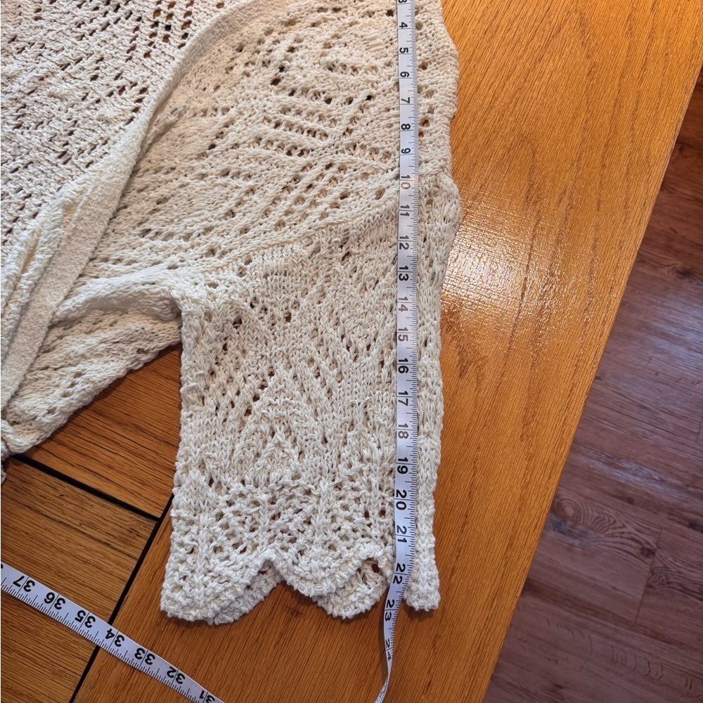 American Eagle Cream Crochet Sweater size Med 
Excellent condition - Picture 3 of 5